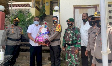 Pimpin-Patroli-Gabungan-Jelang-Natal,-Kapolres-Belu-Sempatkan-Silaturahmi-ke-Pastor-Paroki-Atapupu