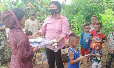 Dukung-Minat-Baca-dan-Tulis-Anak-anak,-Atase-Polri-KBRI-Dili-Serahkan-Sarana-Kontak-untuk-Perpustakaan-Mini-Bhabinkamtibmas