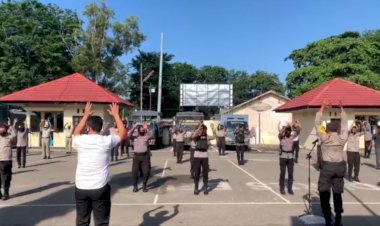 Terapkan-Gaya-Hidup-Sehat-di-Tengah-Covid-19,-Personil-Polres-Belu-Rutin-Lakukan-Senam-AW-S3,-Simak-Videonya