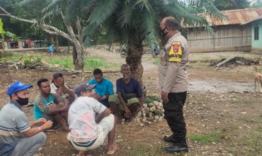 Kunjungi-Desa-Binaannya,-BRIPKA-Dolvi-Koli-Tegur-Warga-Berkerumun-Tanpa-Pakai-Masker