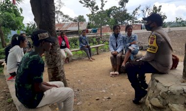 Turun-ke-Desa-Nualain,-BRIGPOL-Lijon-Minta-Warga-Disiplin-5-M-di-Tengah-Pandemi-Covid-19