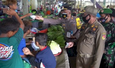 Tekan-Laju-Covid-19,-Polres-Belu-dan-Instansi-Terkait-Bagi-Ribuan-Masker-dan-Hand-Sanitizer-untuk-Masyarakat