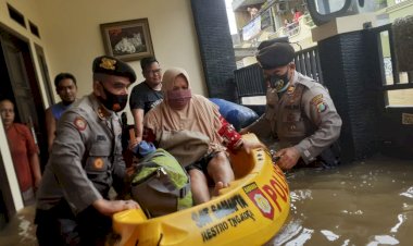 Wujud-Negara-Hadir,-Personel-TNI-Polri-Dikerahkan-Bantu-Korban-Banjir