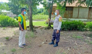 Door-to-Door,-AIPDA-Remi-Kala-Sampaikan-Imbauan-Soal-Pencegahan-Covid-19-ke-Warga-Binaannya