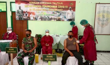Dukung-Penanganan-Covid-19,--Personil-Polres-Belu-Ambil-Bagian-Kegiatan-Serbuan-Vaksinasi-TNI-POLRI