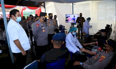 Selain-Tinjau-Vaksinasi,-Kapolri-Saksikan-Langsung-Donor-Plasma-Konvalesen