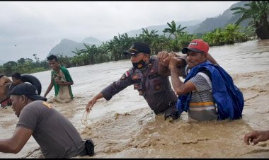 Video,-Momen-Dramatis-Kapolsek-Raihat-dan-Anggota-Evakuasi-Delapan-Warga-yang-Terjebak-Banjir-di-Sawah