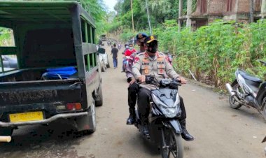 Akses-Sulit-Dijangkau,-Kapolda-NTT-Sewa-Motor-Ojek-Antar-Bansos-di-Adonara