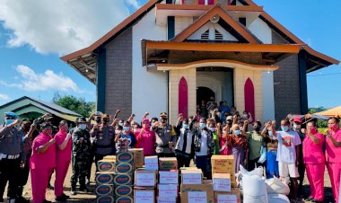 Kunjungi-Lokasi-Pengungsian-di-Tasain,-Polres-Belu-dan-Bhayangkari-Salurkan-Bantuan-untuk-Korban-Banjir-Bandang