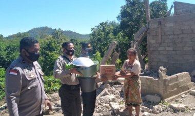 Wakili-Kapolres-Belu,-Kasat-Binmas-Salurkan-Bantuan-Sosial-Polri-untuk-Korban-Bencana-Badai-Seroja