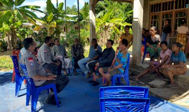 Melayat-ke-Rumah-Duka,-Anggota-Polsek-Raihat-Minta-Keluarga-dan-Pelayat-Perhatikan-Prokes-Covid-19