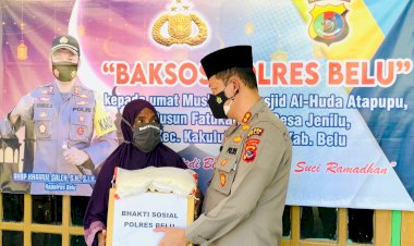 Simak-Video,-Safari-Ramadhan-di-Mesjid-Al-Huda-Atapupu,-Kapolres-Belu-Bagi-Paket-Sembako-untuk-Warga-Kurang-Mampu