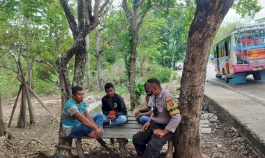 Antisipasi-Ledakan-Covid-19,-Bhabinkamtibmas-Fatukbot-Imbau-Masyarakat-Taati-Aturan-Larangan-Mudik