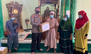 Tutup-Safari-Ramadhan,-Kapolres-Belu-Turun-ke-Tiga-Mesjid-Bagi-Parsel-Lebaran-dan-Sembako-untuk-Warga-Kurang-Mampu