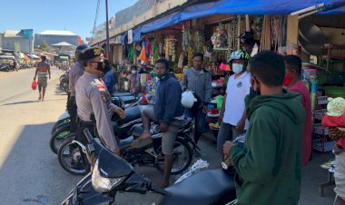 Sisir-di-Tempat-Keramaian-Saat-Patroli,-Sat-Samapta-Polres-Belu-Imbau-Masyarakat-Patuhi-5-M