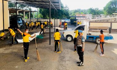 Kebersihan-Sebagian-dari-Iman,-Kapolres-Belu-Pimpin-Anggota-Bersihkan-Lingkungan-Mako-dan-Asrama