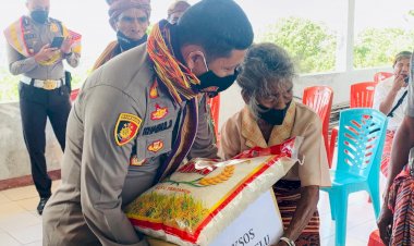 Sambang-ke-Desa-Renrua,-Kapolres-Belu-Tatap-Muka-dan-Bagi-Sembako-untuk-Warga-Kurang-Mampu