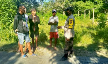 Samperin-Warga-Saat-Patroli.-Anggota-Polsek-Raimanuk-Tegur-Warga-yang-Langgar-Prokes-Covid-19
