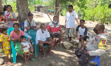 Turun-ke-Desa-Pantauan,-Bhabinkamtibmas-Naekasa-Tegur-Warga-Tidak-Pakai-Masker-Saat-Ngumpul