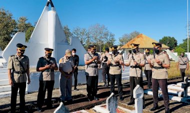 Doakan-Arwah-Pahlawan,-Kapolres-Belu-Pimpin-Ziarah-dan-Tabur-Bunga-Jelang-Hari-Bhayangkara-ke-75