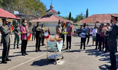 Muncul-dengan-Marching-Band-TNI,-Bupati-Belu-Bersama-Forkompinda-Beri-Kejutan-Manis-di-Puncak-Hari-Bhayangkara-ke-75