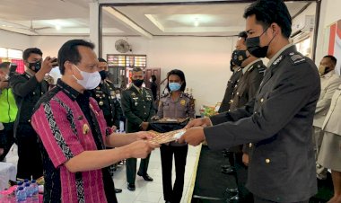 Tekun-dan-Berprestasi,-10-Personil-Polres-Belu-Terima-Reward-di-Momen-Syukuran-Hari-Bhayangkara-ke-75