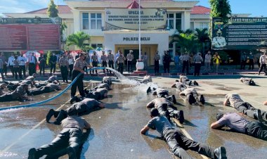 Seru,-45-Personil-Polres-Belu-dan-Brimob-yang-Naik-Pangkat-Di-Guyur-Air-Tanki-dan-Mandi-Kembang