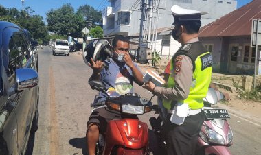 Penling-di-Masa-PPKM-Mikro,-Sat-Lantas-Polres-Belu-Imbau-Soal-Prokes-dan-Bagi-Masker-untuk-Pengendara