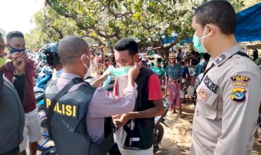Dukung-PPKM,-Polsek-Tasifeto-Timur-Bareng-TNI-dan-Dinkes-Turun-ke-Pasar-Imbau-Prokes-dan-Bagi-Masker-untuk-Masyarakat