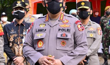 Panglima-TNI-dan-Kapolri-Sosialisasi-Vaksin-Keliling-dan-Serahkan-Langsung-Bansos-ke-Warga-Jakarta