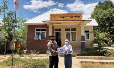 HUT-RI-ke-76,-Kapolda-NTT-Irjen-Pol-Lotharia-Latif-Beri-Bingkisan-Spesial-untuk-Joni-Si-Bocah-Viral-Pemanjat-Tiang-Bendera