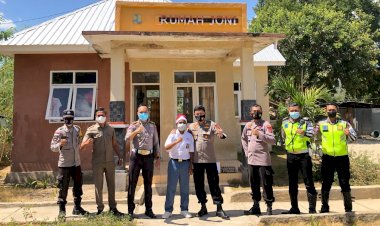 Simak-Momen-Kapolres-Belu-Serahkan-Bingkisan-Kemerdekaan-dari-Kapolda-NTT-untuk-Joni,-Bocah-Pemanjat-Tiang-Bendera