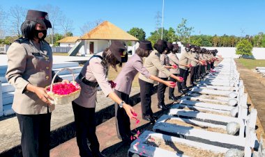 Jelang-HUT-Polwan-ke-73,-Srikandi-Polwan-Polres-Belu-Tabur-Bunga-di-Taman-Makam-Pahlawan-Seroja