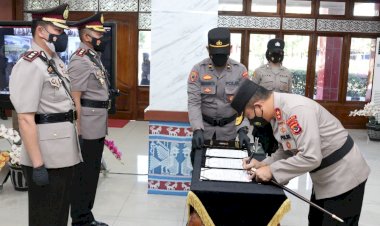 Resmi-Berganti,-AKBP-Khairul-Saleh-Serahkan-Tongkat-Komando-Kapolres-Belu-ke--AKBP-Yosep-Krisbiyanto