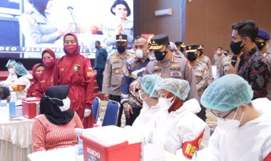 Tinjau-Vaksinasi-Serentak-114-Titik-di-Jatim,-Kapolri-Optimis-Target-2-Juta-Per-Hari-Tercapai