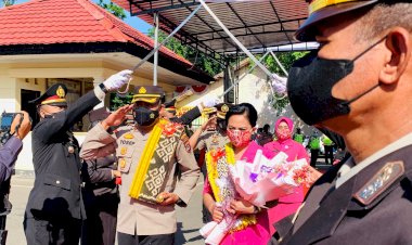 Injakkan-Kaki-di-Tempat-Tugas,-Pejabat-Baru-Kapolres-Belu-dan-Istri-Disambut-Tradisi-Pedang-Pora