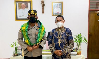 Minta-Dukungan-dan-Doa-Restu,-Kapolres-Belu-Silaturahmi-ke-Kediaman-Uskup-Atambua