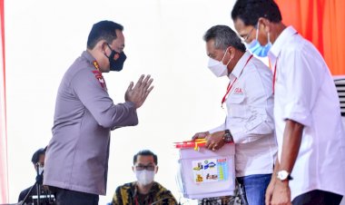 Bagikan-Ribuan-Sembako,-Kapolri-Titip-Pesan-Buruh-Tetap-Jaga-Prokes