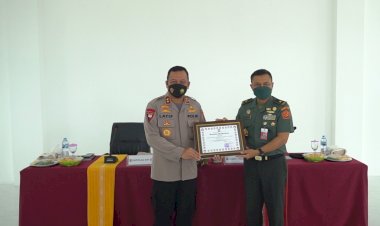 Kapolda-NTT-Terima-Penghargaan-dari-Universitas-Pertahanan-RI