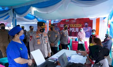 Tinjau-Gerai-Vaksinasi-TNI-Polri-di-Ende,-Kapolda-NTT-Semangati-Warga-Masyarakat-Agar-Tetap-Menjaga-Prokes