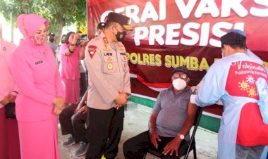 Kunjungi-Polres-Sumba-Timur,-Kapolda-NTT-dan-Ketua-Bhayangkari-Daerah-NTT-Tinjau-Vaksinasi-dan-Bagikan-Bansos