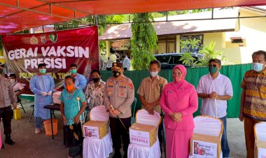 Dapat-Pelayanan-Vaksin-dan-Tali-Asih,-Penyandang-Disabilitas-Di-Sumba-Timur-Merasa-Bersyukur-dan-Sampaikan-Terima-Kasih-Kepada-Kapolda-NTT