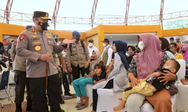 Tinjau-Vaksinasi-Massal-di-Banten,-Kapolri-Tekankan-Target-70-Persen-di-Akhir-Tahun-Tercapai