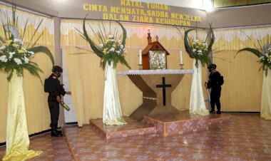 Antisipasi-Gangguan-Saat-Misa-Natal,-Brimob-Kompi-3-Batalyon-A-Pelopor-Belu-Lakukan-Sterilisasi-di-Gereja