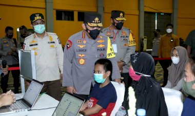 Tinjau-Vaksinasi-Serentak-di-34-Provinsi,-Kapolri:-Lebih-Baik-Kumpul-Keluarga-di-Rumah-saat-Tahun-Baru