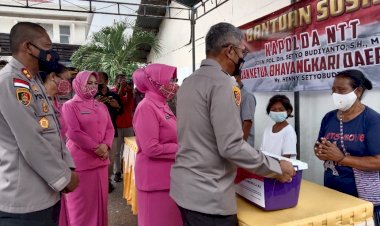 Bantu-Masyarakat-di-Masa-Pandemi-Covid-19,-Kapolda-NTT-dan-Ketua-Bhayangkari-Daerah-NTT-Salurkan-Bantuan-Sosial-Kepada-Masyarakat-di-Belu