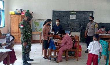 Sinergi-untuk-Negeri,-Bhabinkamtibmas-Naitimu-Bareng-Babinsa-Dampingi-Puskesmas-Gelar-Vaksinasi-Merdeka-Anak-di-SDK-Halilulik