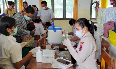 Akselerasi-Vaksinasi,-Polres-Belu-dan-Puskesmas-Kota-Kolaborasi-Gelar-Vaksinasi-Ratusan-Pelajar-SDK-Atambua-1