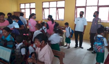 Kawal-Vaksinasi-Massal-di-SDK-Lafaekfera,-BRIPKA-Arka-Pinta-Masyarakat-Tetap-Disiplin-Prokes-Meski-Sudah-Di-Vaksin