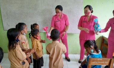 Beri-Semangat,-Ketua-Bhayangkari-Cabang-Belu-Hadiahi-Bingkisan-Untuk-Pelajar-SD-yang-Ikut-Vaksinasi-Covid-19